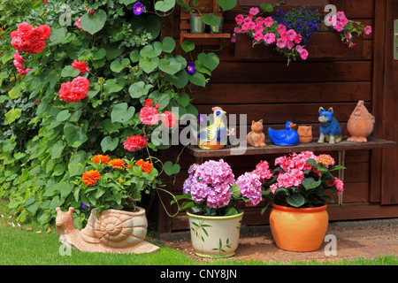 Maison d'été avec des fleurs et de l'Allemagne, les chiffres de jardin Banque D'Images