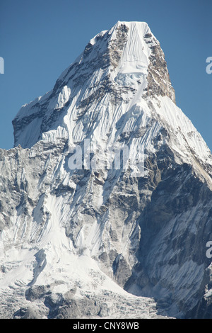 Monter l'Ama Dablam (6 812 m) dans la région de Khumbu dans l'Himalaya, au Népal. Vue du village de Khunde. Banque D'Images