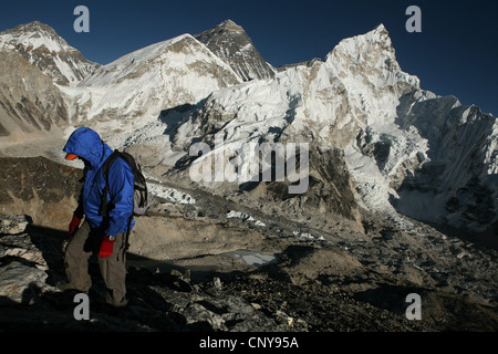 Le mont Everest (8 848 m) vue depuis le sommet du Kala Patthar (5 545 m) dans la région de Khumbu dans l'Himalaya, au Népal. Banque D'Images