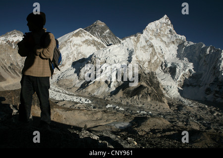 Le mont Everest (8 848 m) vue depuis le sommet du Kala Patthar (5 545 m) dans la région de Khumbu dans l'Himalaya, au Népal. Banque D'Images