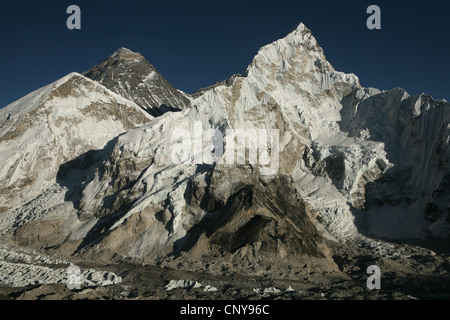 Le mont Everest (8 848 m) vue depuis le sommet du Kala Patthar (5 545 m) dans la région de Khumbu dans l'Himalaya, au Népal. Banque D'Images