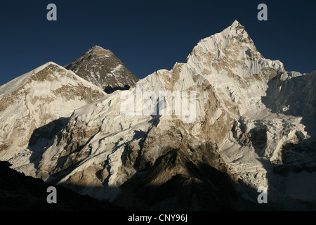 Coucher de soleil sur le mont Everest (8 848 m) dans la région de Khumbu dans l'Himalaya, au Népal. Banque D'Images