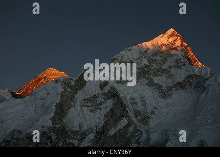 Coucher de soleil sur le mont Everest (8 848 m) dans la région de Khumbu dans l'Himalaya, au Népal. Banque D'Images