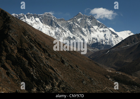 Face Sud du Mont Lhotse (8 516 m) dans la région de Khumbu dans l'Himalaya, au Népal. Vue du village de Pangboche. Banque D'Images