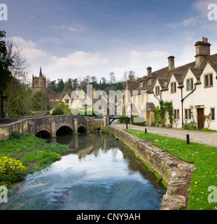 Village pittoresque Cotswolds de Castle Combe, Wiltshire, Angleterre. Printemps (avril 2009) Banque D'Images