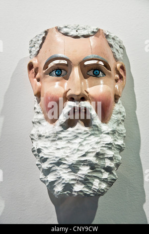 Masque en bois polychrome du danseur de vieil homme avec des yeux bleus longue barbe blanche affichée dans le Museo de Arte Popular Mexico City Banque D'Images