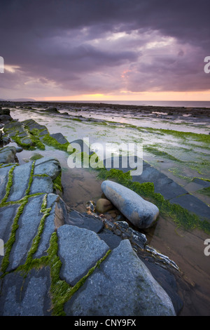 Stormy coucher de soleil sur le canal de Bristol, vu de la côte de Kilve Beach, Somerset, Angleterre. Printemps (mai) 2009 Banque D'Images