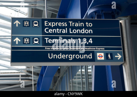 Sign in London Heathrow Airport Terminal 5 à diriger les passagers des trains Express et le métro Banque D'Images