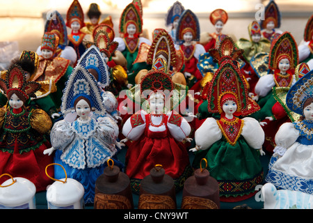 La Russie, Suzdal poupées souvenirs en costume traditionnel sur la rue du marché Banque D'Images