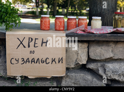 «Суздальски Хрен по' - traditionnelle sauce raifort pour la vente sur la rue du marché. La Russie, Suzdal Banque D'Images