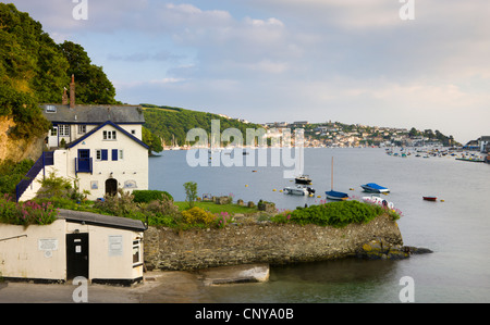 L'estuaire de Fowey et Daphné du Maurier's home à côté du point d'atterrissage de ferry à Bodinnick, Cornwall, Angleterre. En été (juin) 2010. Banque D'Images