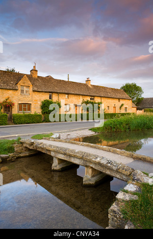 Passerelle et cottages dans le pittoresque village de Cotswold de Lower Slaughter, Gloucestershire, Angleterre. L'été 2011. Banque D'Images