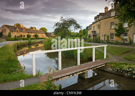 Gites dans le pittoresque village de Lower Slaughter Cotswolds, Gloucestershire, Angleterre. L'été 2011 Banque D'Images