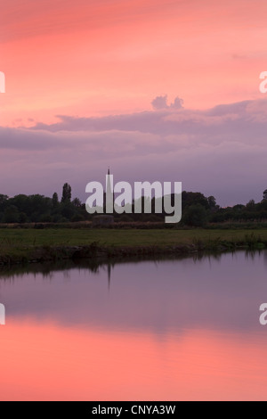 Magnifique coucher de soleil sur la Tamise et le clocher d'église de Lechlade, Cotswolds, Oxfordshire, Angleterre. L'été 2011. Banque D'Images