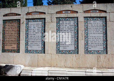 Pater Noster (couvent carmélite). "Père dans les cieux" la prière des carreaux de céramique Banque D'Images