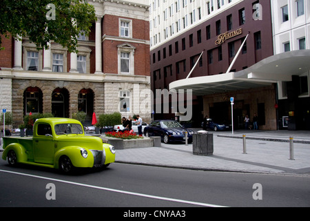 Un camion vert en face de l'hôtel Heritage, Christchurch. Banque D'Images