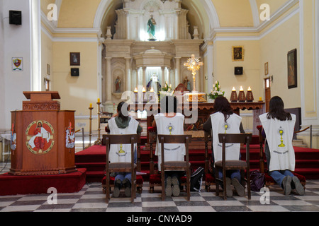 Tacna Pérou,Avenida San Martin,la Catedral de Tacna,cathédrale,église,catholicisme,religion,prière,agenouillement,femme hispanique femmes,autel,eucharisti Banque D'Images