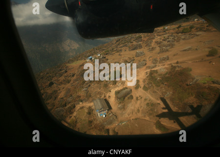 Le décollage de l'aéroport Tenzing-Hillary aussi connu comme l'aéroport de Lukla Lukla dans la région de Khumbu, Népal, Himalaya. Banque D'Images