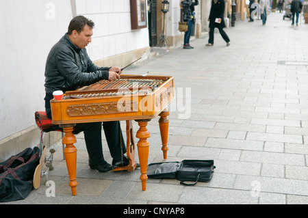 Musicien ambulant jouant la cornemuse au Market Square, Cracovie, Pologne. Banque D'Images