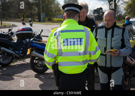 Lieu de rencontre  vélo Agent de soutien communautaire de la police en patrouille à une moto répondre à Stafford, England, UK Banque D'Images