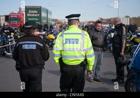 Lieu de rencontre  vélo Agent de soutien communautaire de la police en patrouille à une moto répondre à Stafford, England, UK Banque D'Images