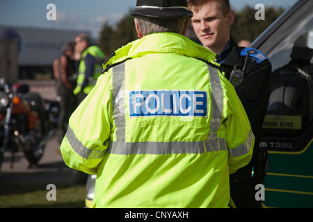 Lieu de rencontre  vélo Agent de soutien communautaire de la police en patrouille à une moto répondre à Stafford, England, UK Banque D'Images