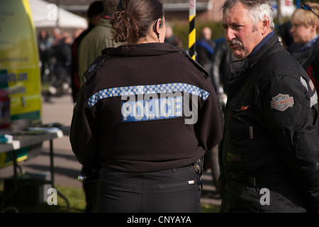 Lieu de rencontre  vélo Agent de soutien communautaire de la police en patrouille à une moto répondre à Stafford, England, UK Banque D'Images