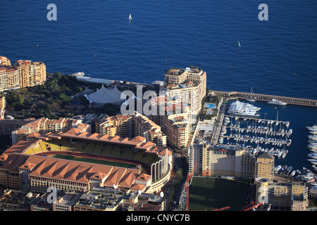 Vue de dessus de la Principauté de Monaco avec le stade Louis II. Banque D'Images