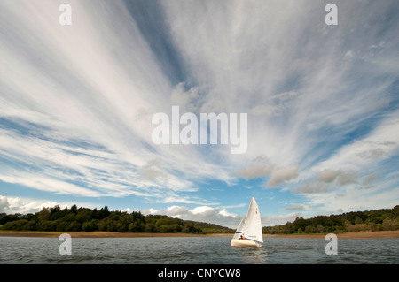 La voile sur Ardingly réservoir situé dans le West Sussex. Banque D'Images