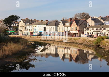 Afficher le long de la rivière Neet au Strand dans la ville balnéaire de Bude, Cornwall, England, UK, Grande-Bretagne Banque D'Images