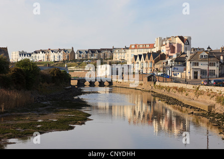 Vue sur le fleuve neet jusqu'au Strand dans la ville balnéaire de Bude, Cornwall, Angleterre, Royaume-Uni Banque D'Images