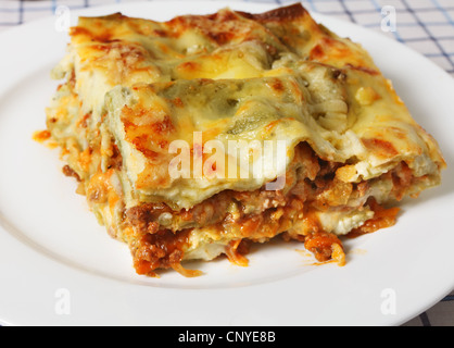 Une tranche de lasagne verde (Lasagne aux épinards) sur une plaque, vu libre Banque D'Images