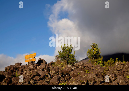 Le signe de danger Le Volcan Arenal près de La Fortuna, Costa Rica, Amérique Centrale Banque D'Images