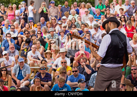 Guitariste Rock sur la scène Cascade Étapes jouer à un auditoire très à l'assemblée annuelle Harbour Festival à Bristol en 2011 Banque D'Images