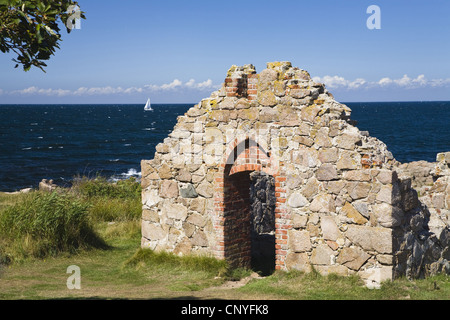 Ruine de l'ancienne chapelle chapelle alomons «' dans le paysage côtier à l'extrémité nord de l'île, au Danemark, Bornholm, Hammeren, Hammer Odde Banque D'Images