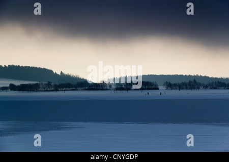 Paysage d'hiver au lever du soleil au lac Poehl, Allemagne, Saxe, Vogtland Banque D'Images