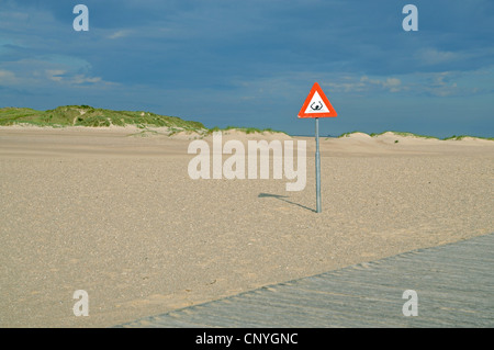 Promenade de plage de sable fin et avertissement d'exprimer, Pays-Bas, Cadzand Banque D'Images