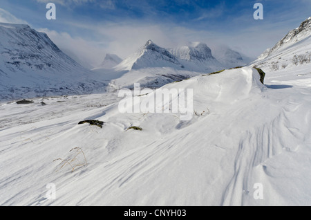 Vue de la vallée en Vistasdalen enneigés des montagnes, le Kebnekaise Suède, Laponie, Norrbotten Banque D'Images