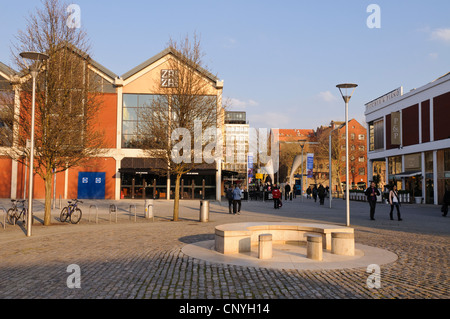 La place d'ancrage avec des bars et restaurants à Bristol, Royaume Uni Banque D'Images