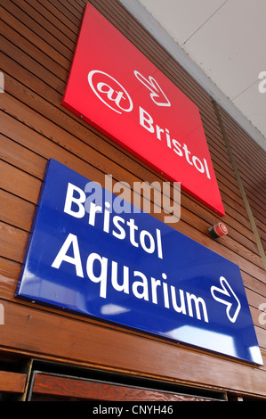 Panneaux indiquant At-Bristol et Aquarium de Bristol Banque D'Images