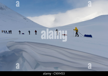 Wanderer avec pulk ski dans la vallée, Reaiddavaggi Stuor Kebnekaise est tombé, la Suède, la Laponie, Norrbotten Banque D'Images