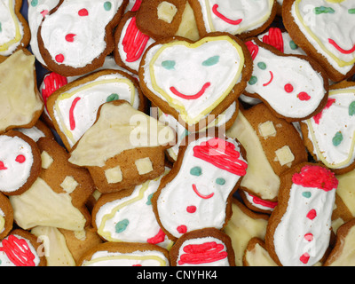 Pile de gingerbread cookies en forme de chalet et bonhomme en plongée des Banque D'Images