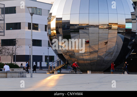 Sphère en miroir à la place du millénaire, planétarium, Bristol, Royaume-Uni Banque D'Images