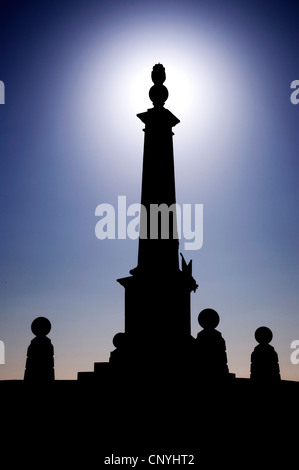 Argent - Chiltern Hills - Coombe Hill - South African War Memorial - en noir silhouette - halo blanc - bleu ciel ombragé surround Banque D'Images