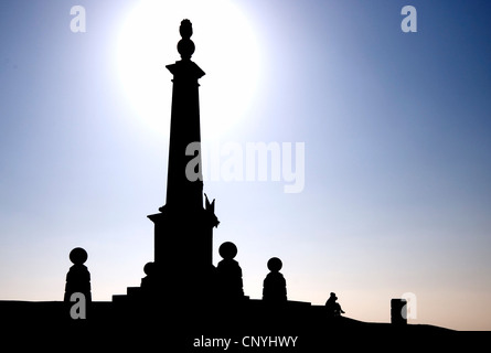 Argent - Chiltern Hills - Coombe Hill - South African War Memorial - en noir silhouette - halo blanc surround - sombre ciel bleu Banque D'Images