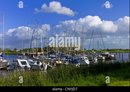 Les embarcations de plaisance à marina sur la rivière Harle, ALLEMAGNE, Basse-Saxe Banque D'Images