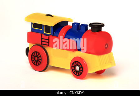 Petit train en plastique multicolores. Banque D'Images