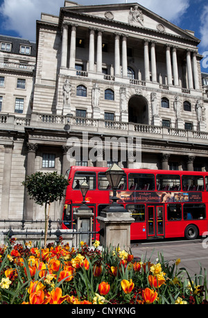 Fleurs de Printemps en face de la Banque d'Angleterre, Ville de London Banque D'Images