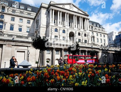 Fleurs de Printemps en face de la Banque d'Angleterre, Ville de London Banque D'Images