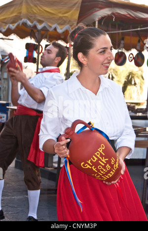 Groupe folklorique sicilienne de Polizzi G. au Festival International 'de noisettes',la danse et défilé dans la ville Banque D'Images